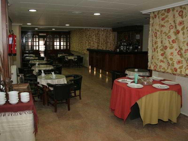 Oyo Hotel Francabel Cuenca  Restoran fotoğraf
